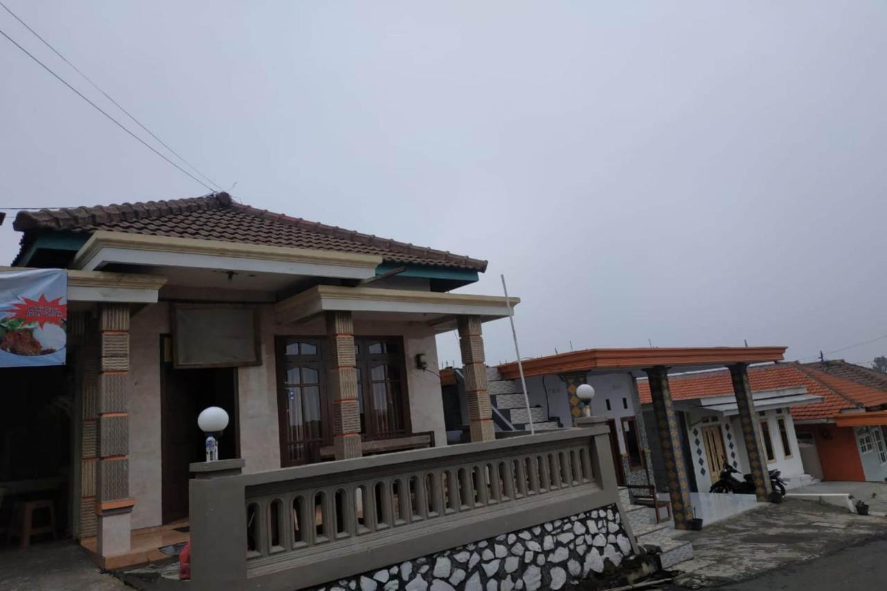 Oyo 90097 Homestay Sinta Ndani Putri Probolinggo Eksteriør bilde