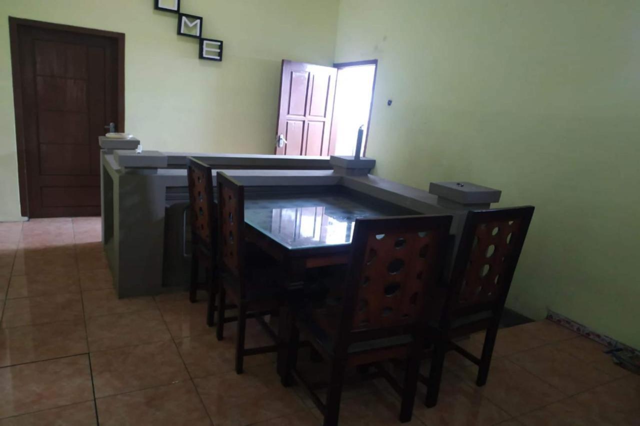 Oyo 90097 Homestay Sinta Ndani Putri Probolinggo Eksteriør bilde