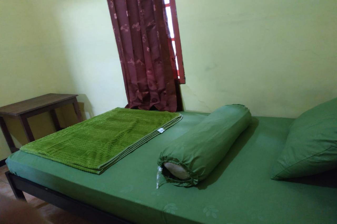 Oyo 90097 Homestay Sinta Ndani Putri Probolinggo Eksteriør bilde